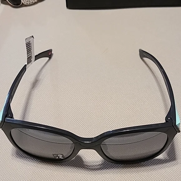 OAKLEY SUNGLASSES - Picture 2 of 11